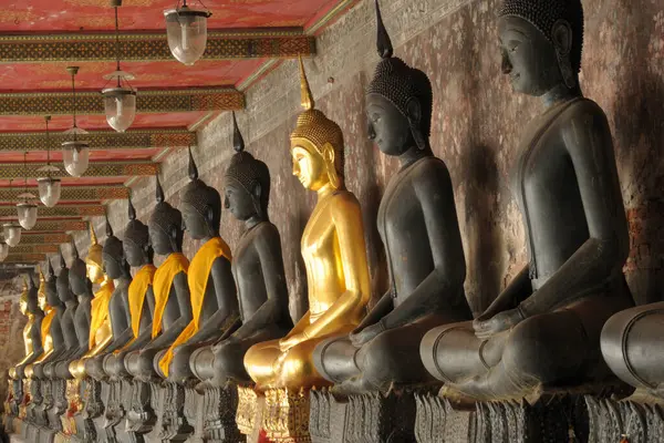 Řada Posvátného Buddhova Obrazu Chrámu Thajský — Stock fotografie