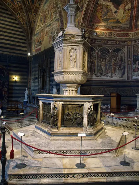 Siena Włochy Chrzcielnica Usytuowana Centralnym Miejscu Baptysterium — Zdjęcie stockowe