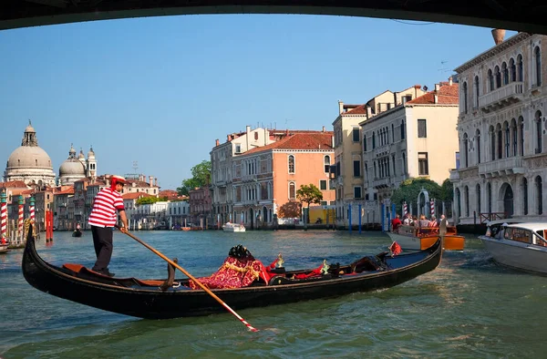 Gondole Sous Pont Grand Canal Eglise Réflexions Polonais Venise — Photo