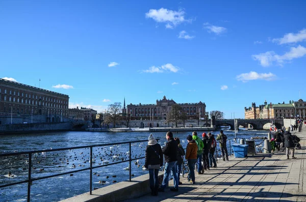 Turyści Sztokholmie Słoneczny Dzień — Zdjęcie stockowe