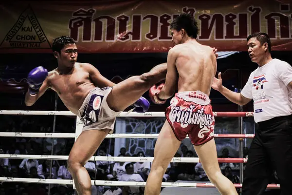 Two Shirtless Muscular Man Fighting Kick Boxing Combat Boxing Ring — Zdjęcie stockowe