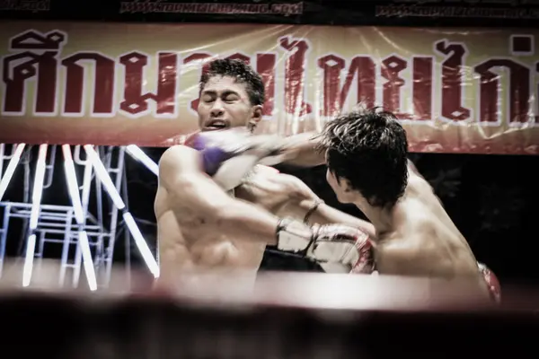 Dos Hombres Musculosos Sin Camisa Luchando Kick Boxeo Combate Ring — Foto de Stock