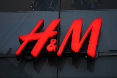 Hennes & Mauritz AB, H&M. İsveçli çok uluslu bir perakende giyim şirketidir. Erkekler, kadınlar, gençler ve çocuklar için hızlı moda kıyafetleriyle tanınır.