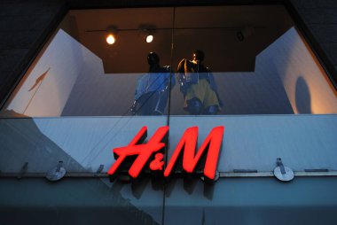 Hennes & Mauritz AB, H&M. İsveçli çok uluslu bir perakende giyim şirketidir. Erkekler, kadınlar, gençler ve çocuklar için hızlı moda kıyafetleriyle tanınır.