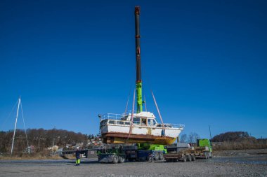 Rıhtımda paslı tekne boşaltılıyor.