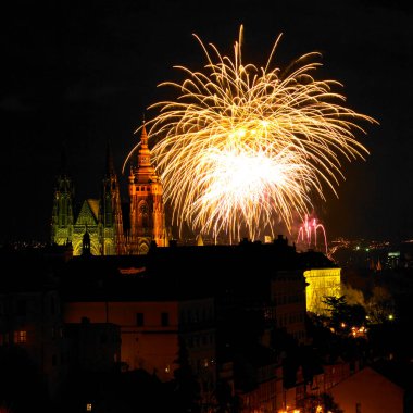 Yeni yıl havai fişekleri, Hradcany, Prag, Çek Cumhuriyeti
