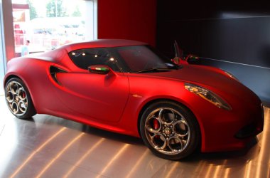 Kırmızı Alfa Romeo 4c otomobil fuarında.