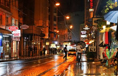 Yağmur İstanbul 'daki gece manzarasını yansıtıyor