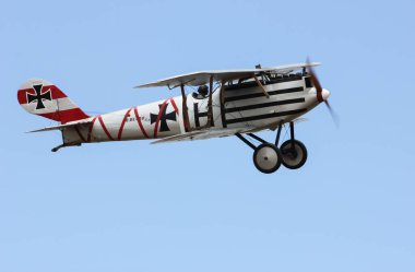 Gökyüzünde uçan klasik bir uçak.