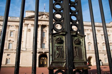 Londra, İngiltere'de Buckingham Sarayı'nda Kraliçe'nin muhafızları            