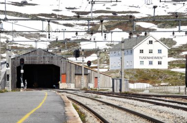 İnce tren istasyonu, şehir, seyahat