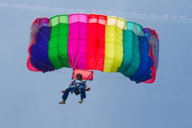 Paraşütçü uçaktan atlamayı gösteriyor
