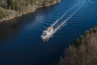 Samarund gemisi Ringdalsjord 'dan geçiyor.   