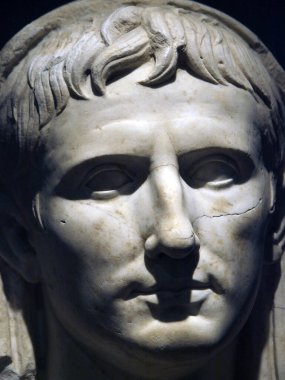 Genç Augustu 'nun mermer portresi 