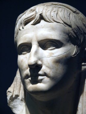 İmparatorun antik heykeli.