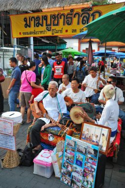 Sokak müzisyenleri gündüz gösterilerinde