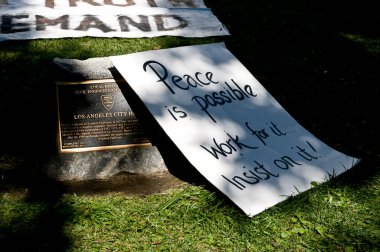 Los Angeles İşgali 'ndeki belediye plaketinde bir tabela duruyor..