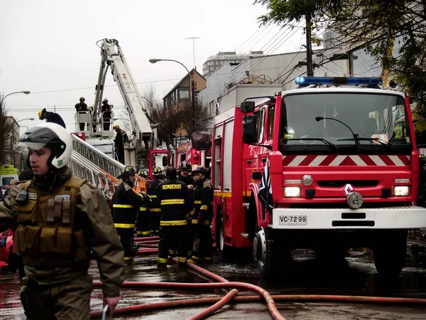 Brandweerlieden Die Bij Een Brand Werken — Stockfoto