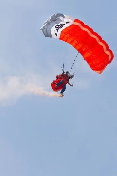 Parachutists Demonstrate Jumping Airplane — Stock Photo, Image