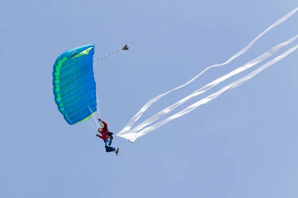 Parachutists Demonstrate Jumping Airplane — Stock Photo, Image