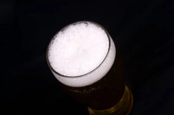 黒を基調とした泡のビールグラス — ストック写真