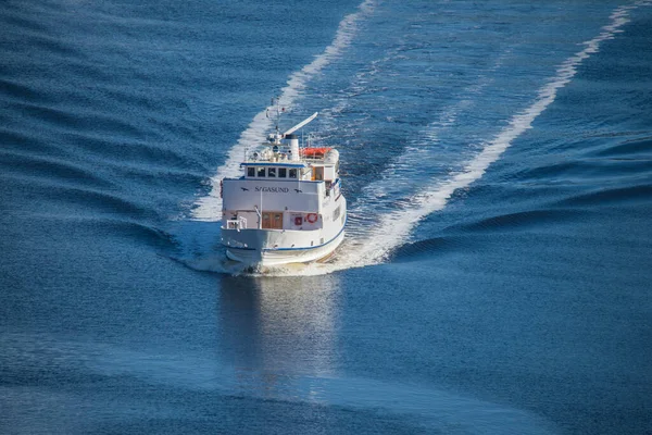 Sagasund Naviguant Travers Fjord Annulaire — Photo