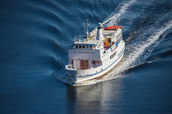 Barca Sagasund Che Naviga Attraverso Ringdalsfjord — Foto Stock