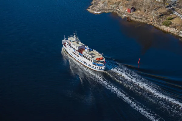 Sagasund Łódź Pływająca Przez Ringdalsfjord — Zdjęcie stockowe