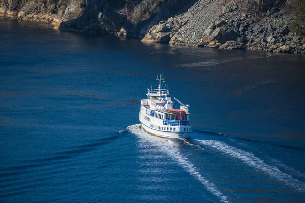 Barco Sagasund Navegando Através Ringdalsfjord — Fotografia de Stock