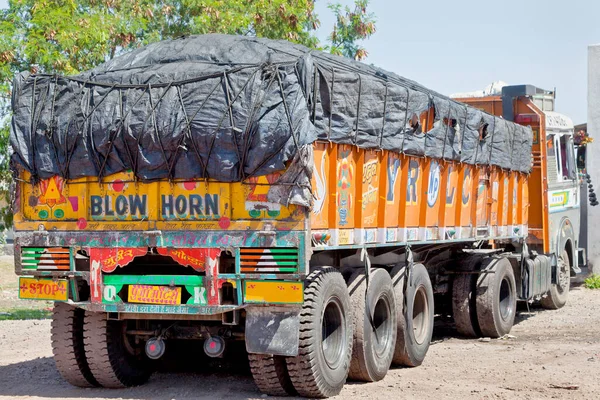 Blaashoorn Indiase Truck Geparkeerd — Stockfoto