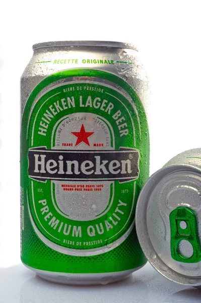 Plechovky Piva Heineken Bílém — Stock fotografie