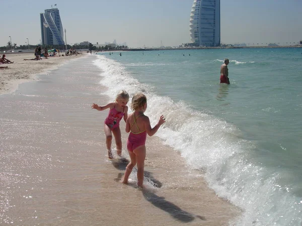 Skandinavische Lifestyle Girls Spielen Strand Von Dubai — Stockfoto