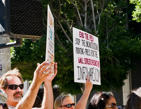 Manifestantes Sostienen Pancartas Ocupar —  Fotos de Stock