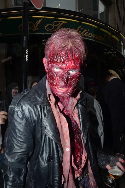 Λονδίνο Ηνωμένο Βασίλειο Οκτωβρίου 2011 Πρόσωπα Που Παρακολουθούν Ετήσιο Zombie — Φωτογραφία Αρχείου