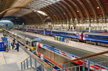 Merkez tren istasyonundaki insanlar. 