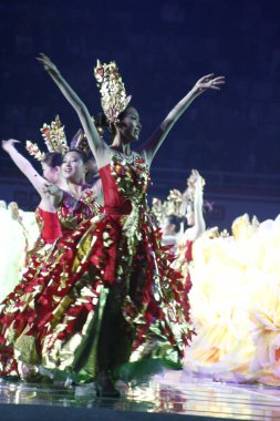 Luoyang festivalinde kostümlü dansçılar