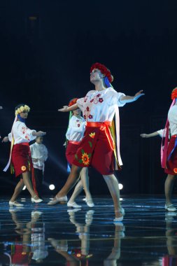 Luoyang festivalinde kostümlü dansçılar