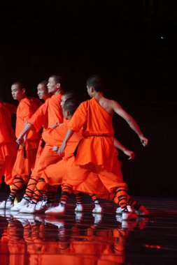 Luoyang festivalinde kostümlü dansçılar