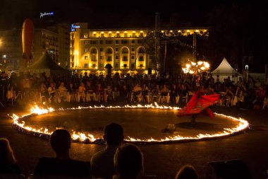 Dünya ve Gökyüzü ateş gösterisi arasında