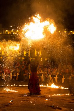 Dünya ve Gökyüzü ateş gösterisi arasında