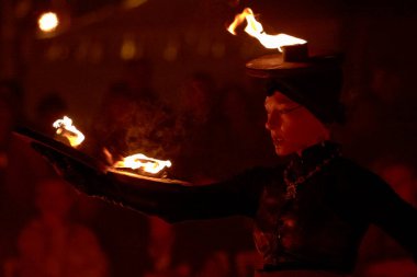 Geceleri ateş dansı gösterisi