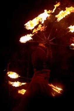 Geceleri ateş dansı gösterisi