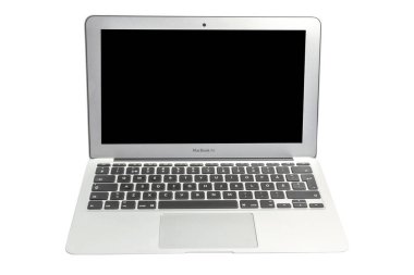 Beyaz arkaplanda boş ekranı olan yeni modern dizüstü bilgisayar