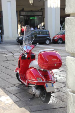 Torino, İtalya 'da sokakta kırmızı scooter
