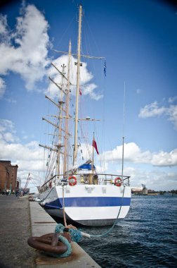 Limandaki uzun gemi.