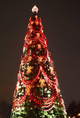 Yılbaşı için güzel bir Noel ağacı ya da Noel arkaplanı