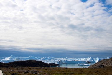 Güzel bir doğa geçmişi var. Bulutlu gökyüzünün altında buzdağı