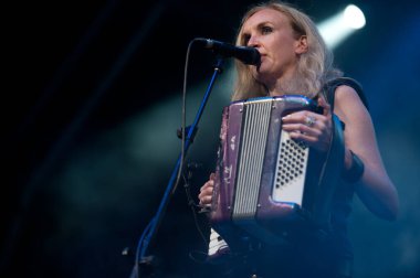 17 Hippi, şarkıcı festivalde canlı konser veriyor.