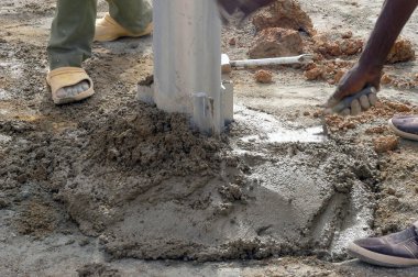 Burkina Faso 'da bir pompa montajı