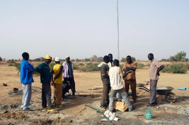Burkina Faso 'da bir pompa montajı 